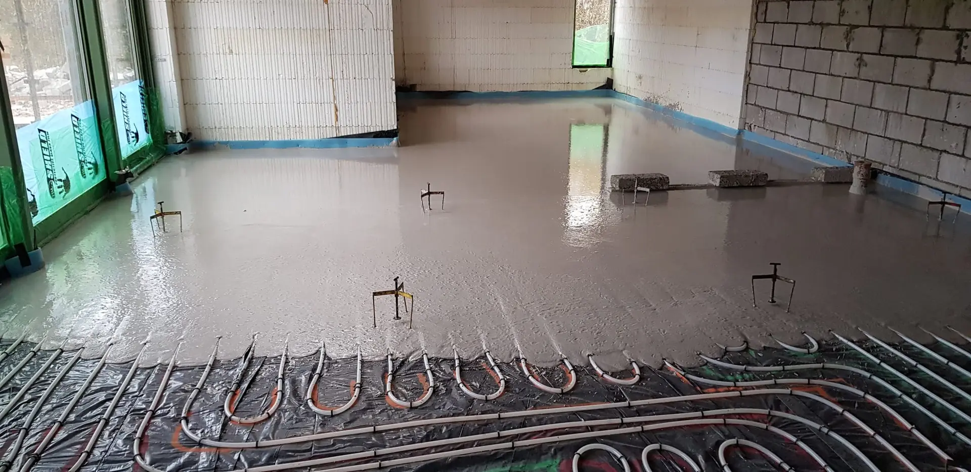Screed poured over the underfloor heating